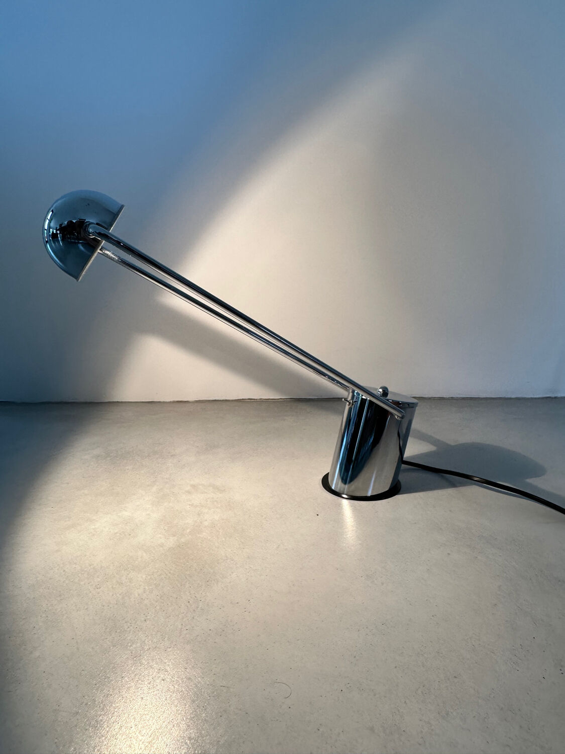 Lampe design de bureau à poser chromée vers 1980