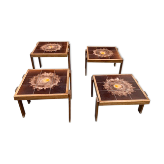 Pull-out coffee tables