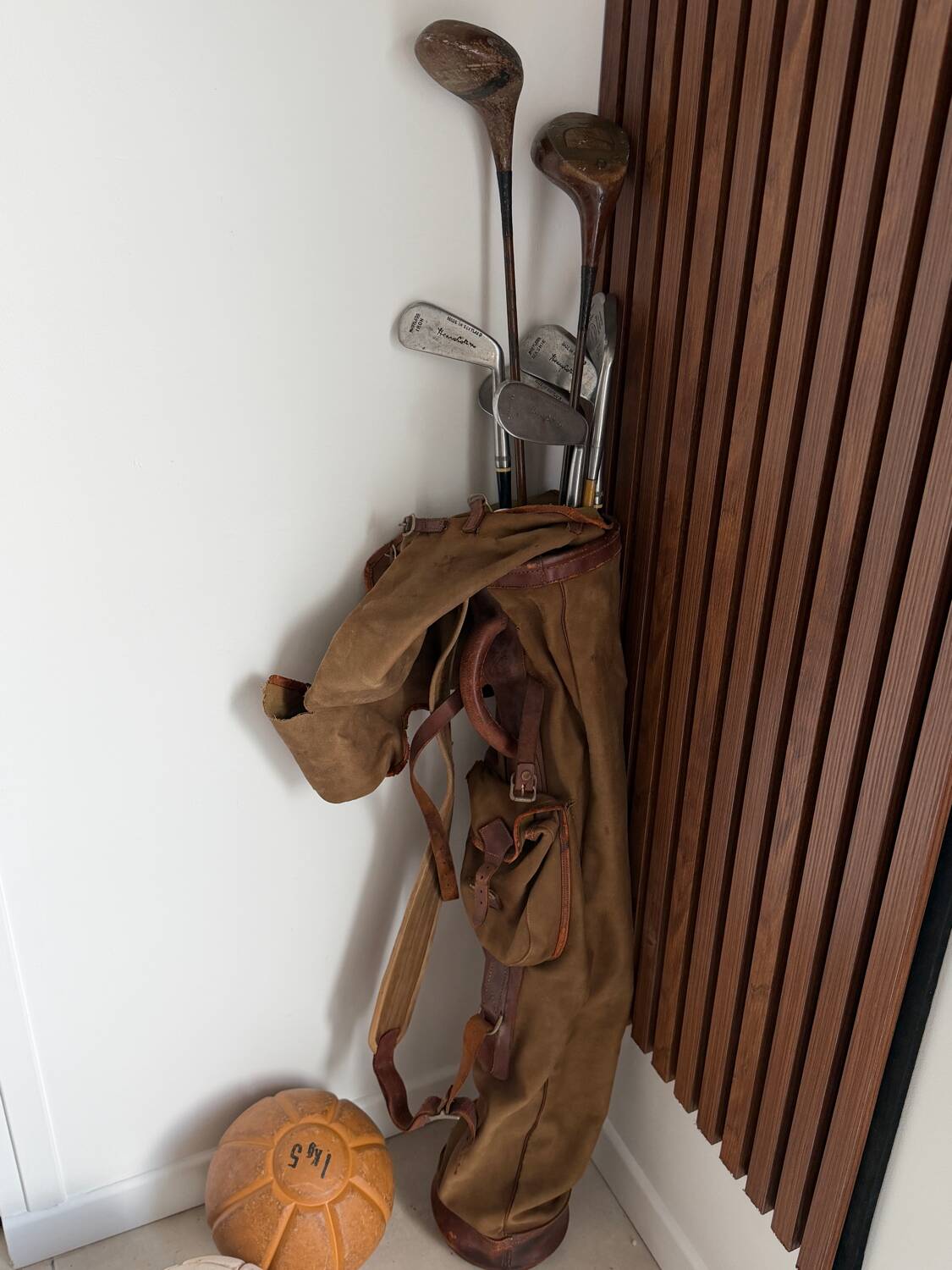 Old golf bag with 7 vintage clubs