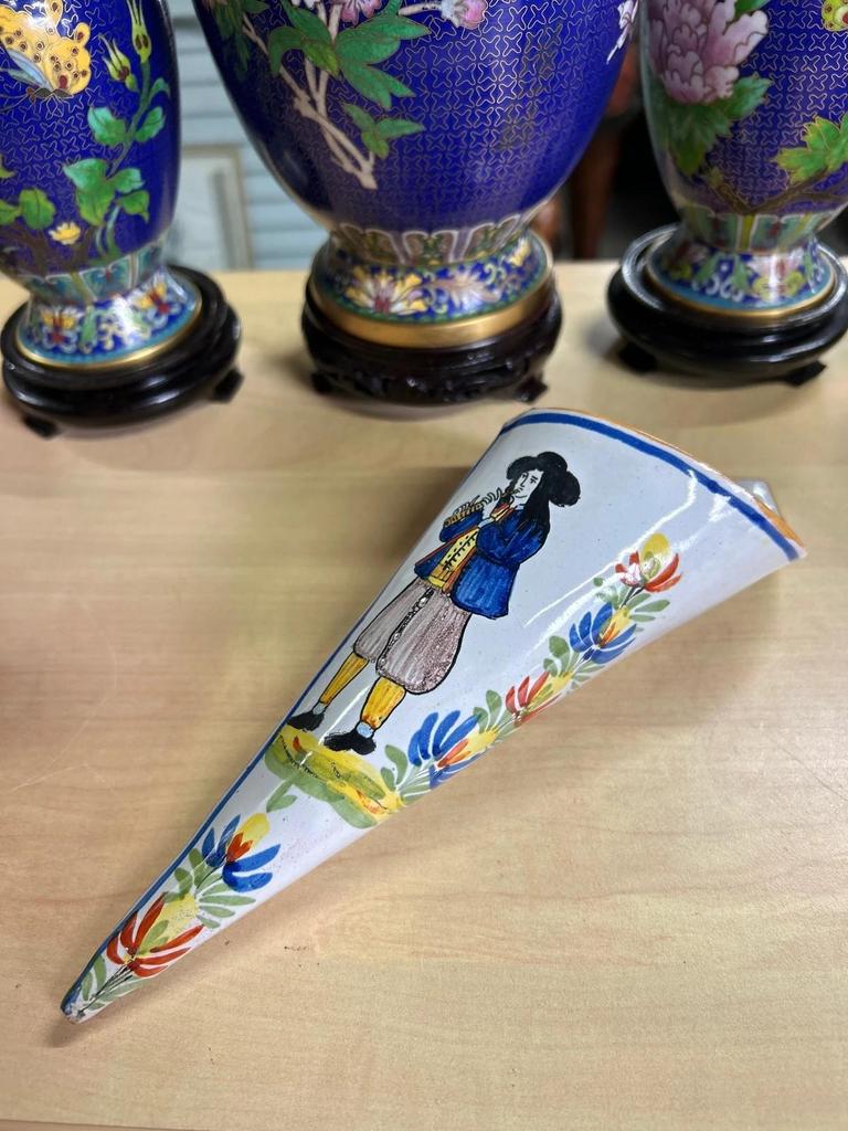 Cornet vase bouquetière in earthenware with a bagpipe player