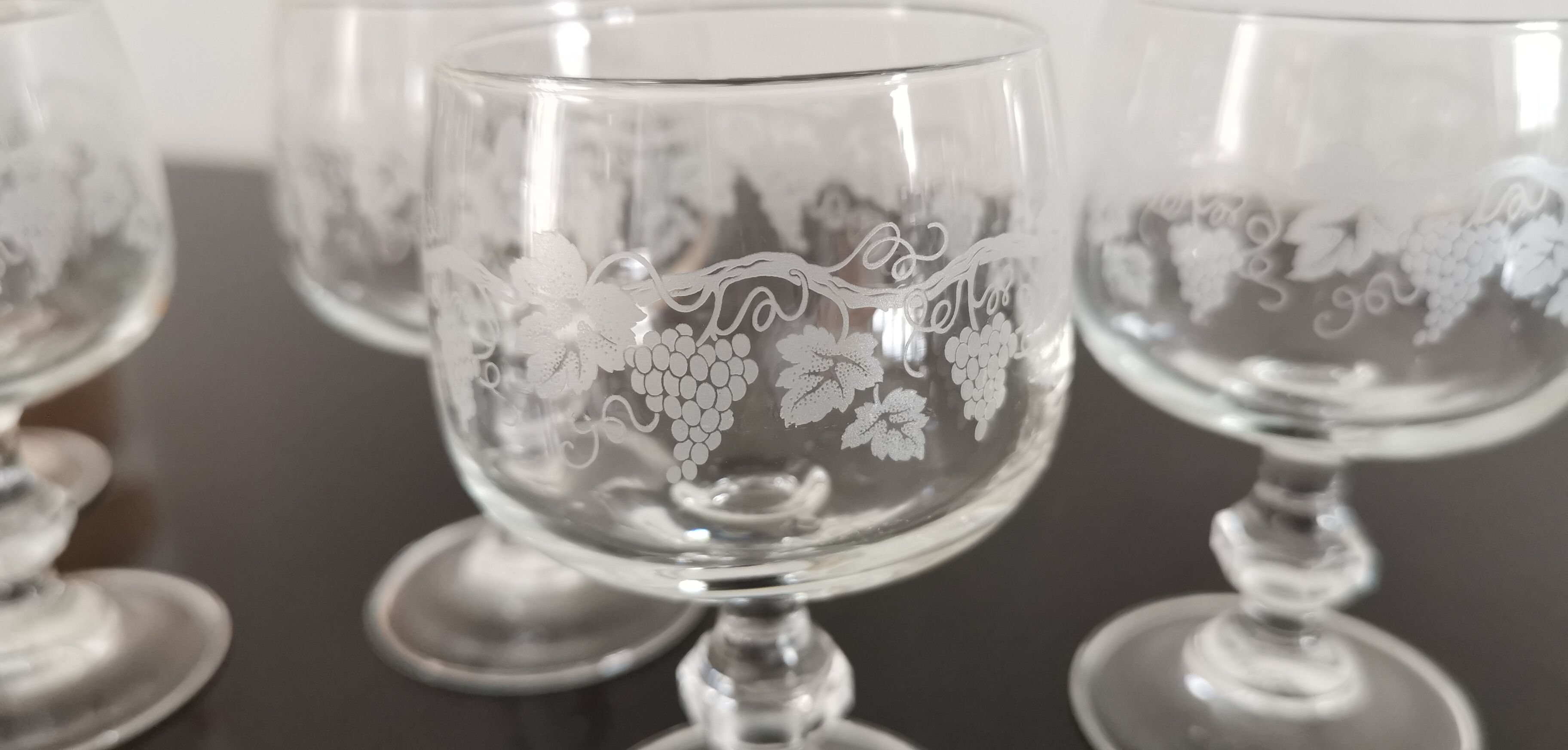 Set of 6 wine glasses on feet decoration grapes and vine shoot