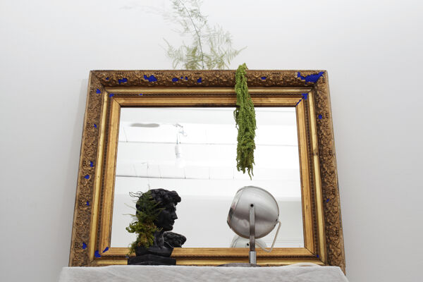 Miroir ancien doré à la feuille et bleu roi vif