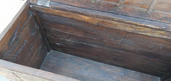 Coffre en bois ancien