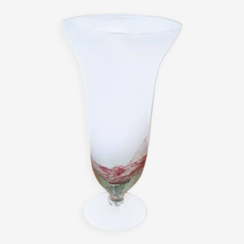 Vase trompette sur pied en verre soufflé.