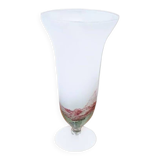 Vase trompette sur pied en verre soufflé.