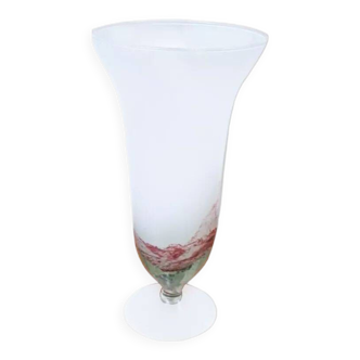 Vase trompette sur pied en verre soufflé.