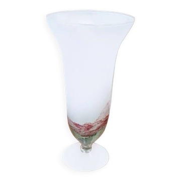 Trumpet vase on a stand in blown glass.