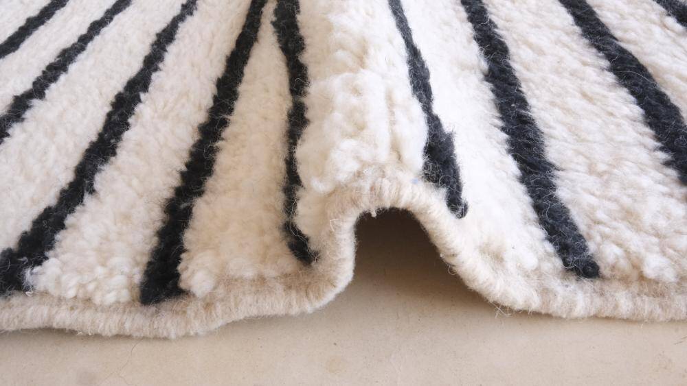 Contemporary Black and White Rug - 291 x 214 cm
