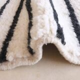 Contemporary Black and White Rug - 291 x 214 cm