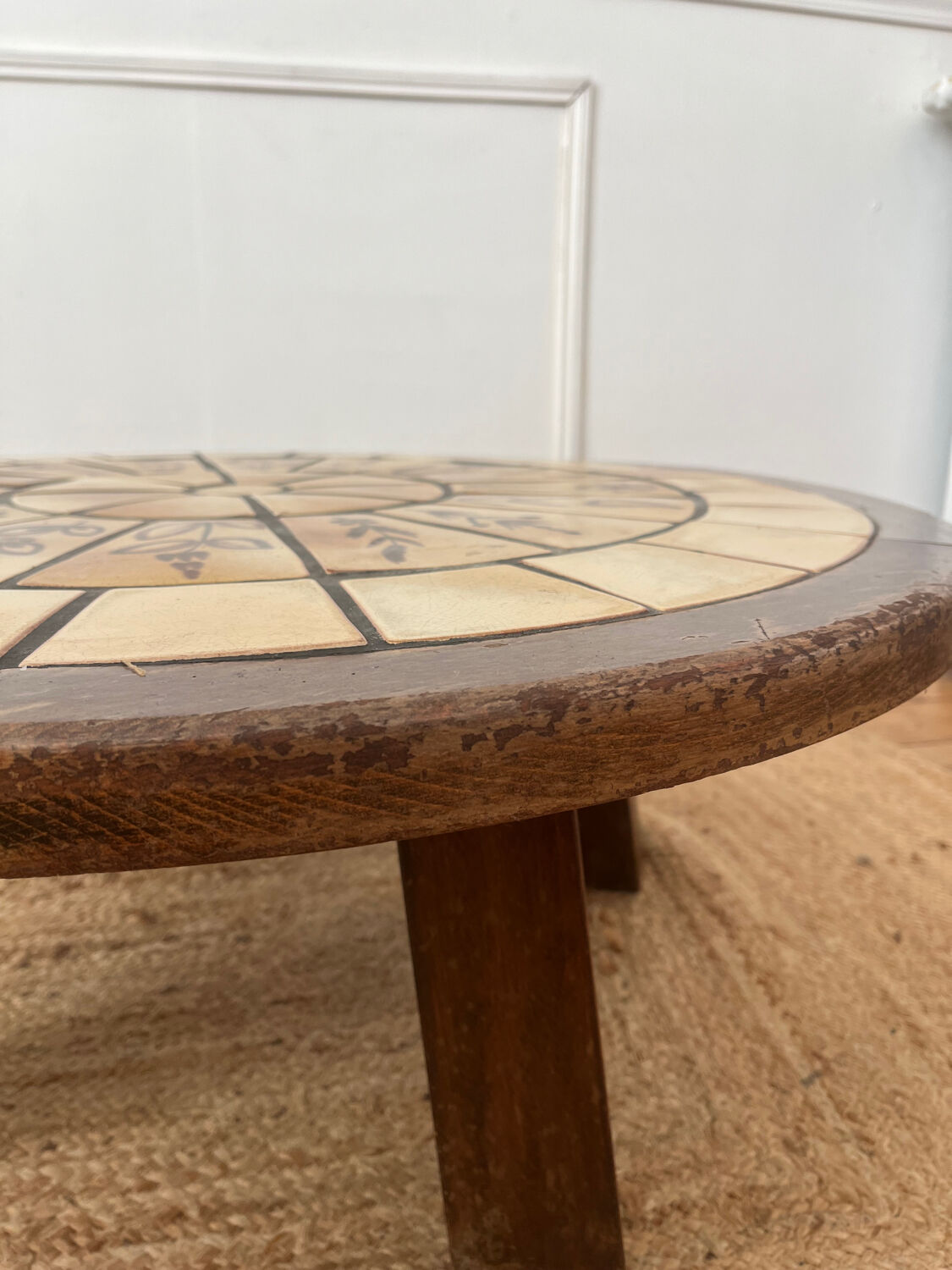 Round coffee table in ceramic and wood in the style of Roger Capron.