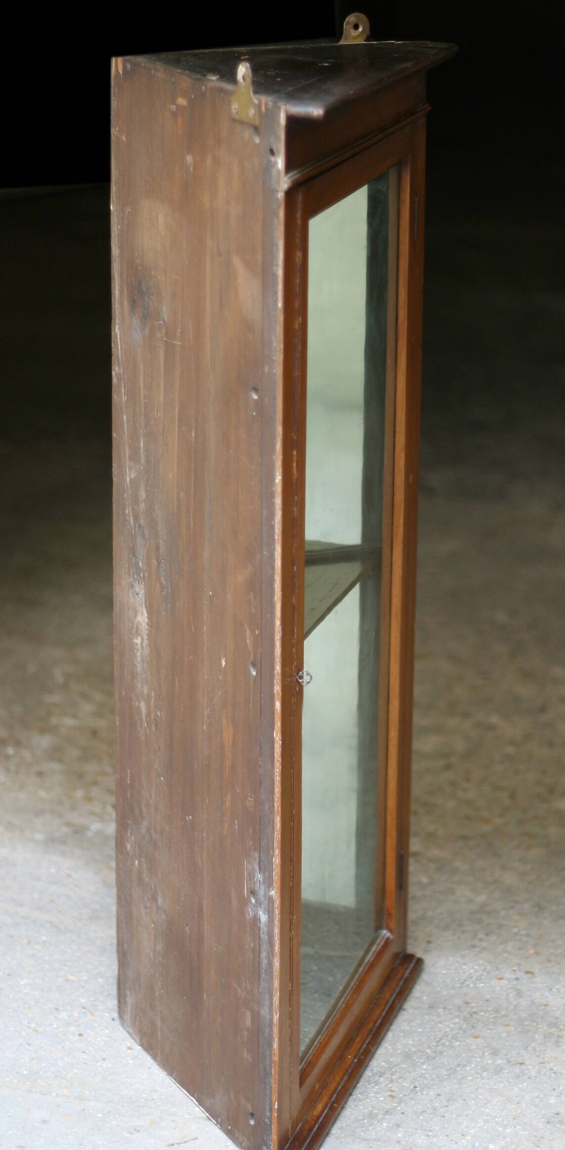 Adorable corner display cabinet in mahogany from the 29th century.