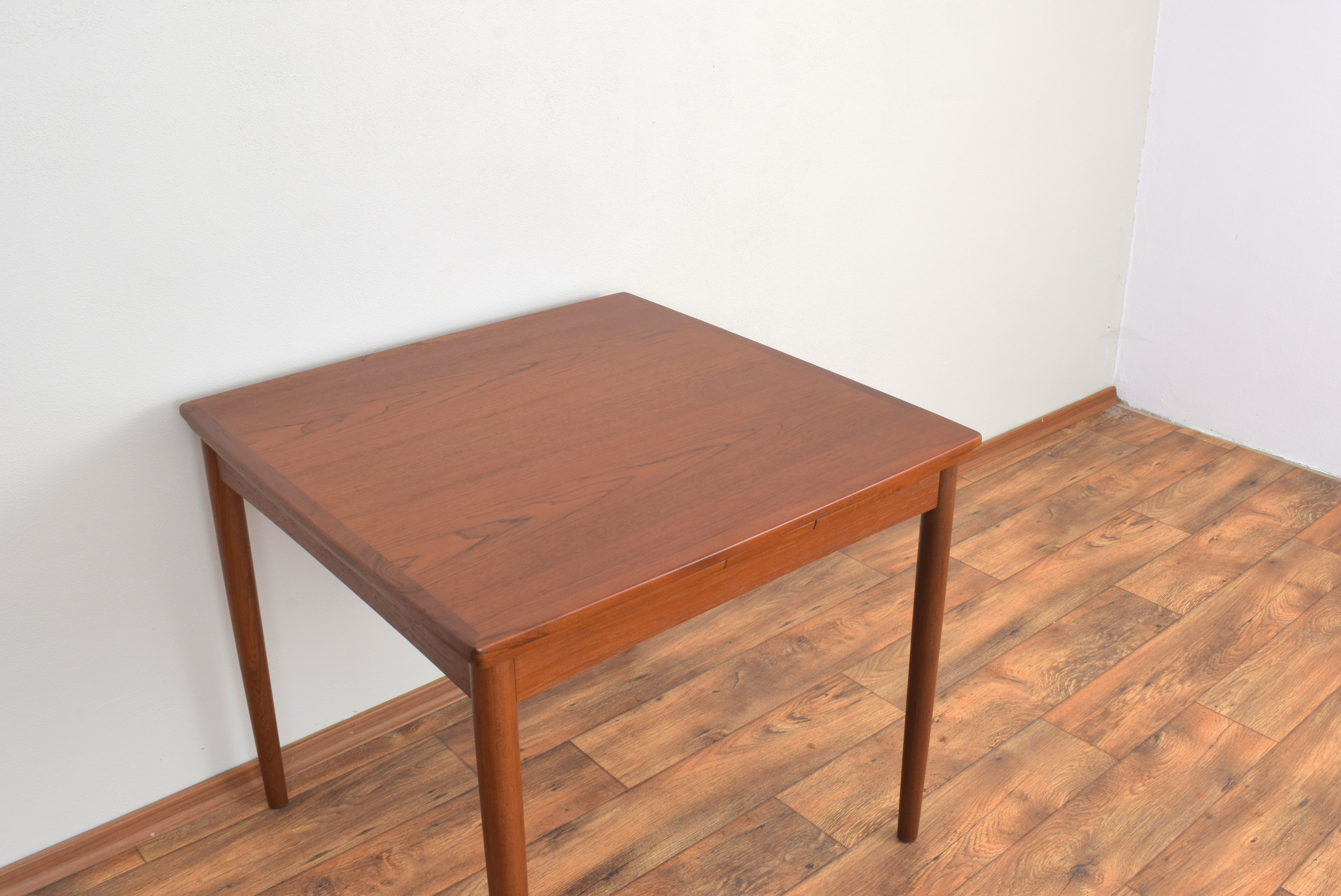 Mid-Century Danish Teak Extendable Dining Table from Hundevad & Co., 1960s.