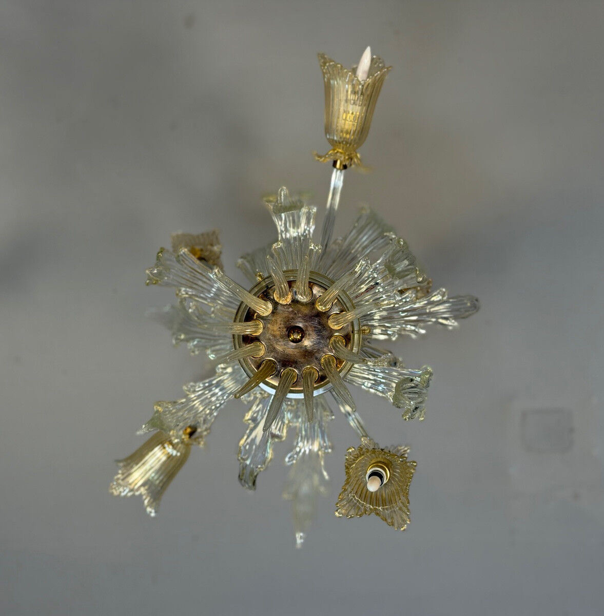 Asymmetrical Venetian chandelier in colourless and gold Murano glass, circa 1980.