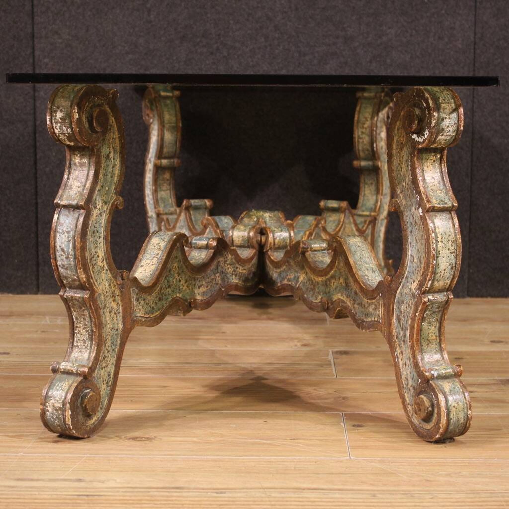 Table basse en bois laqué des années 1960
