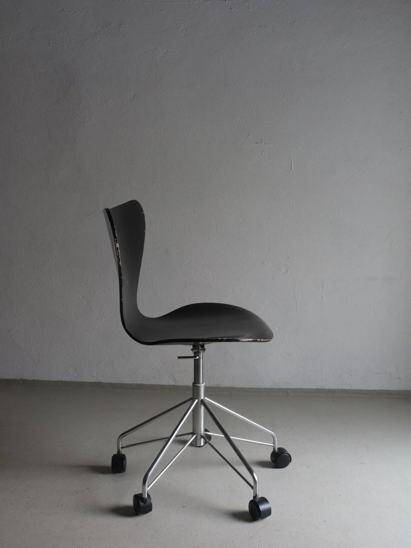 3117 Black swivel chair by Arne Jacobsen for Fritz Hansen