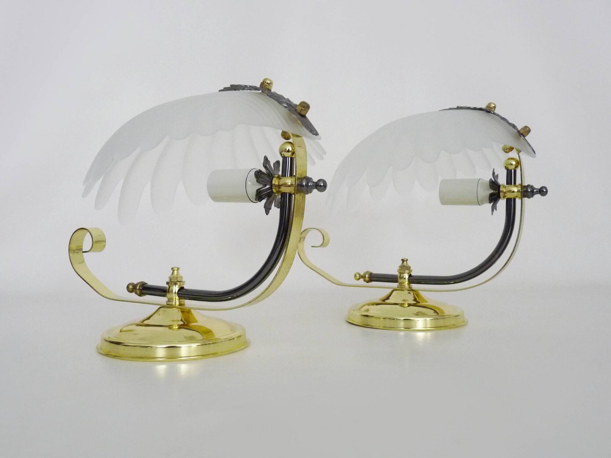 Pair of shell wall lights in glass and gold-plated metal. 1980s