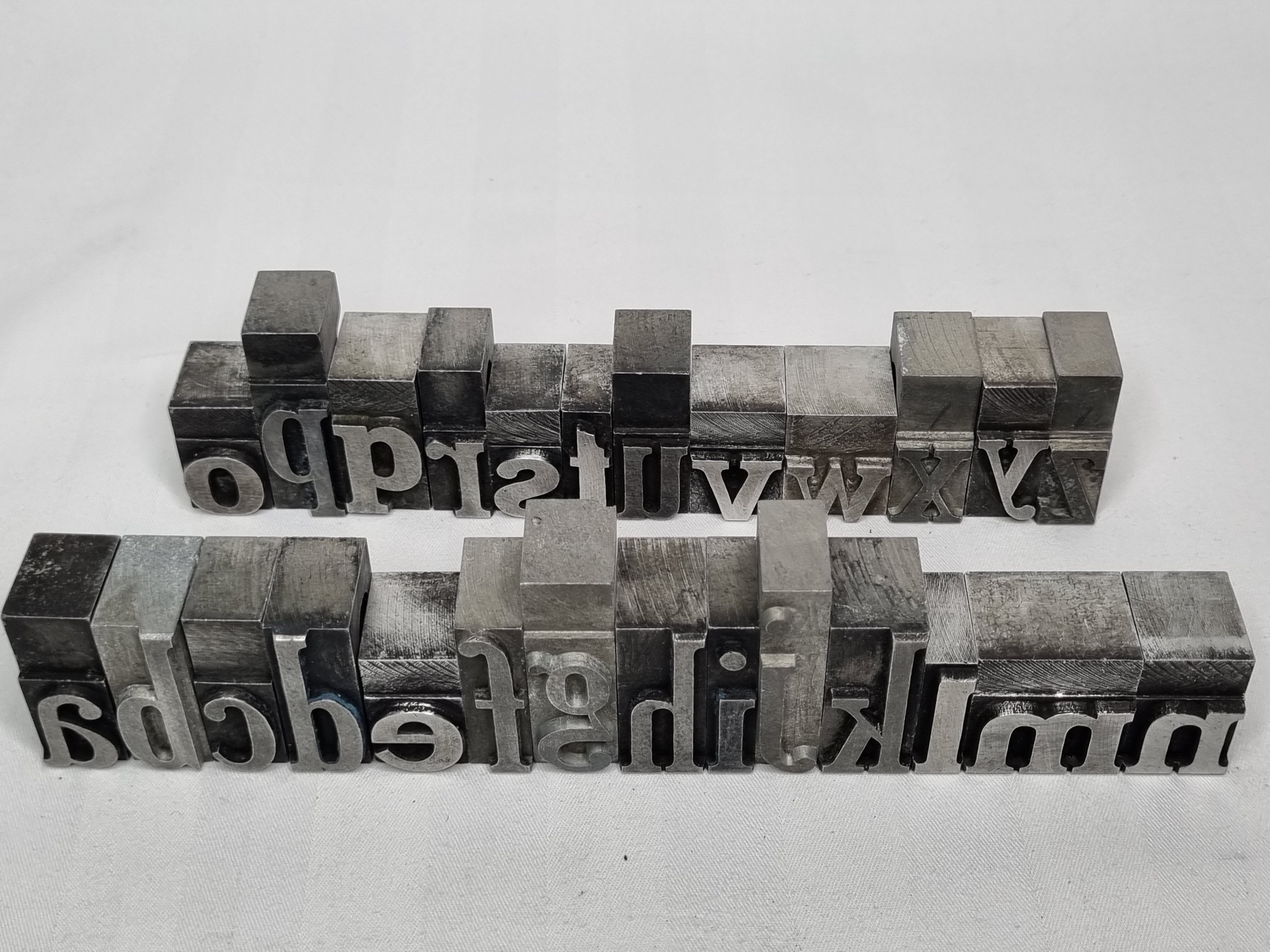 Alphabet complet et nombres anciens caractères d'imprimerie en métal, lettres imprimeur 01