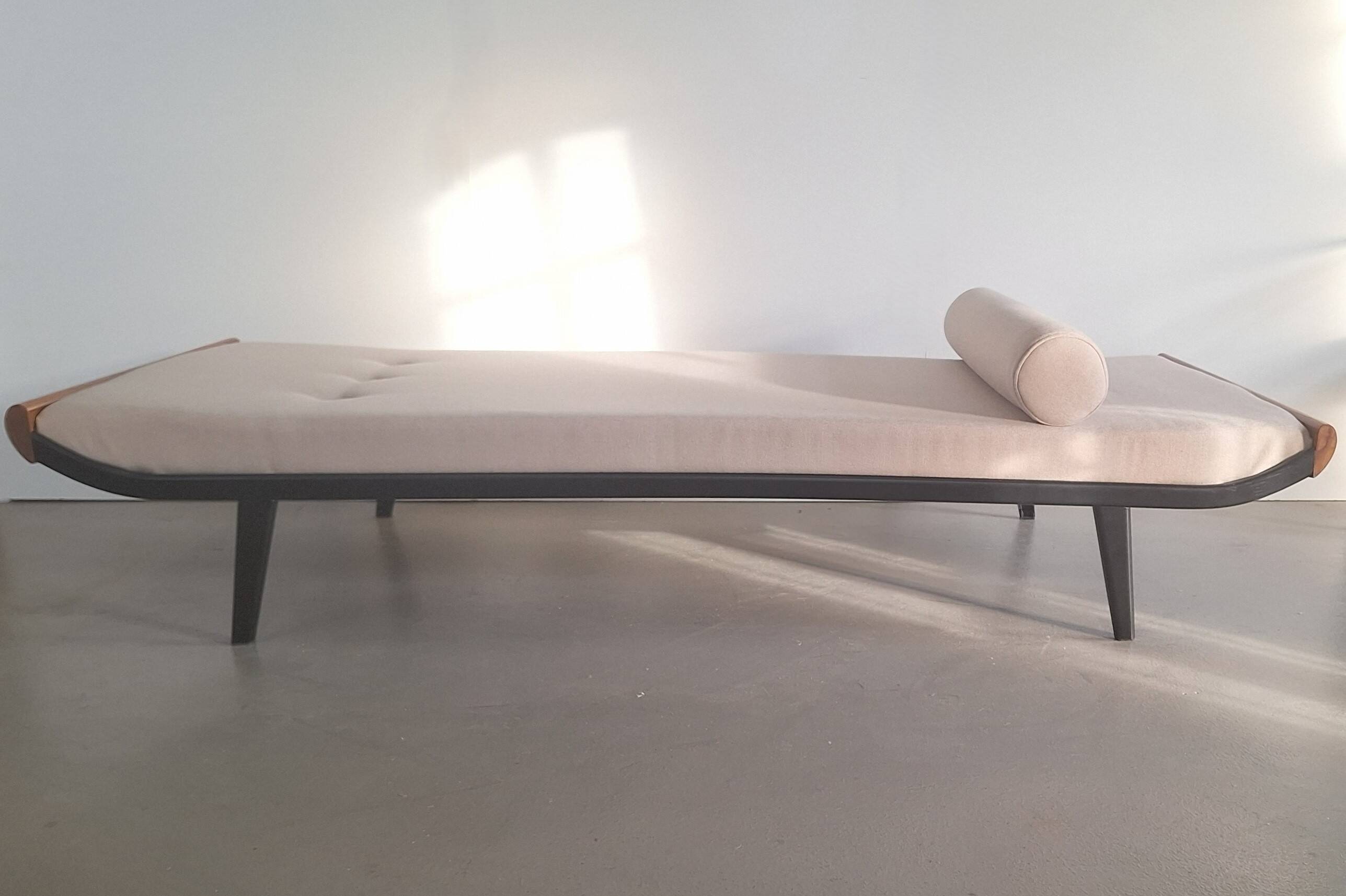 Reupholstered Mid Century Daybed Cleopatra, 1960s
