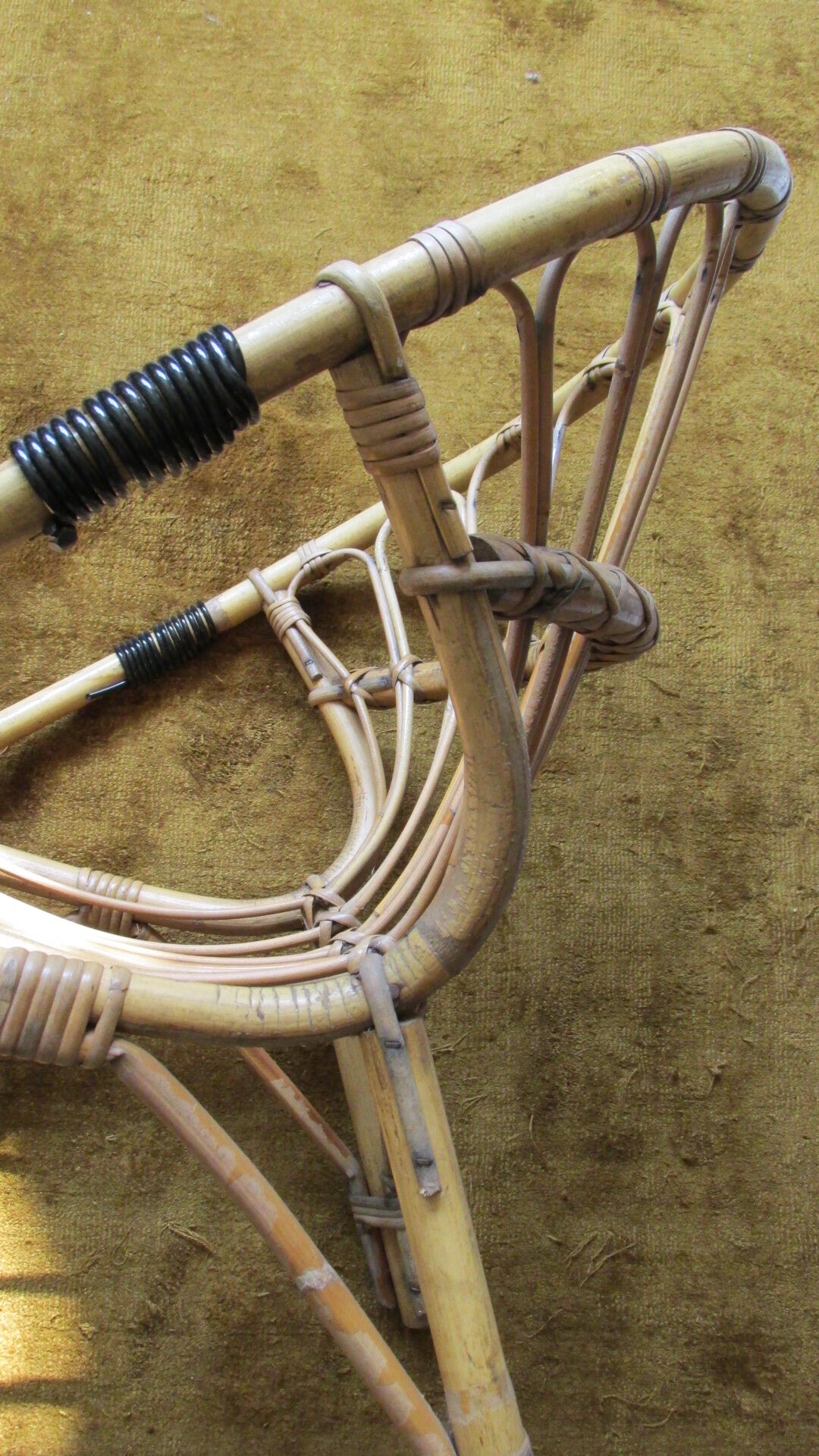 Fauteuil en rotin et scoubidou