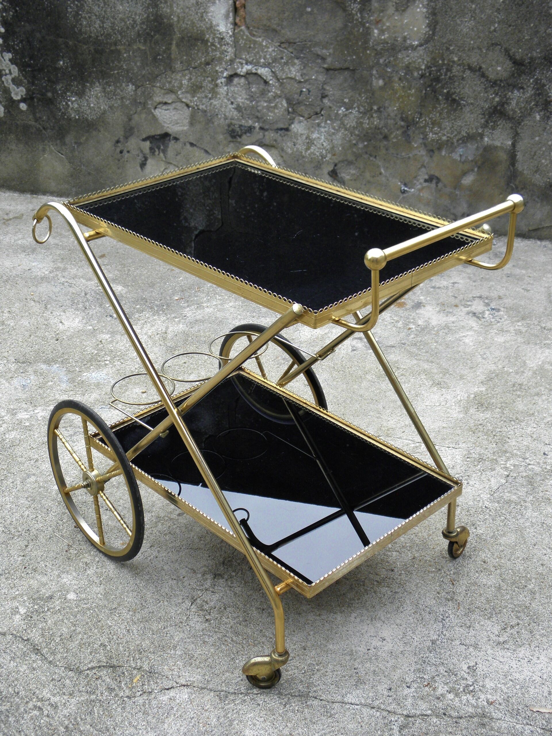 Rolling dessert in gold metal