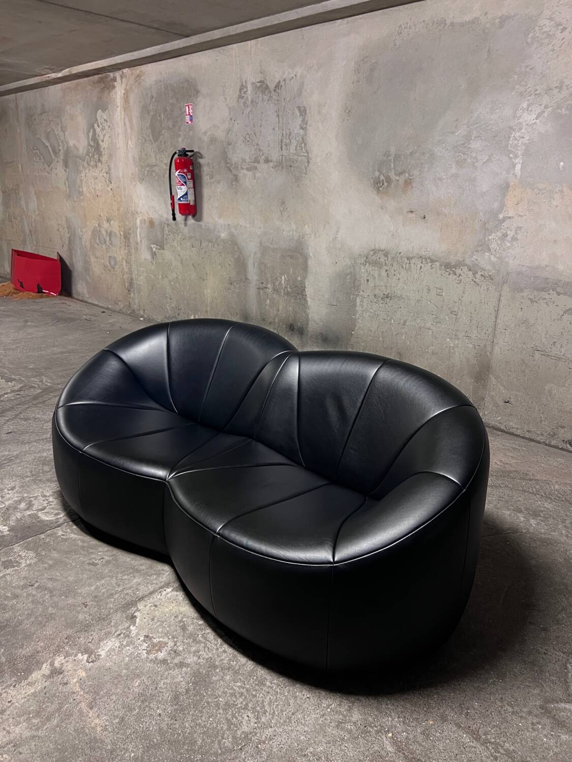 Pumpkin 2-seater sofa in black leather – Pierre Paulin for Ligne Roset,