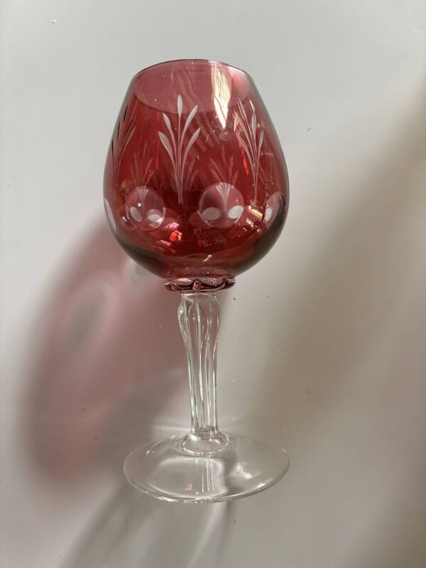 8 verres en cristal gravé de couleur, années 1970