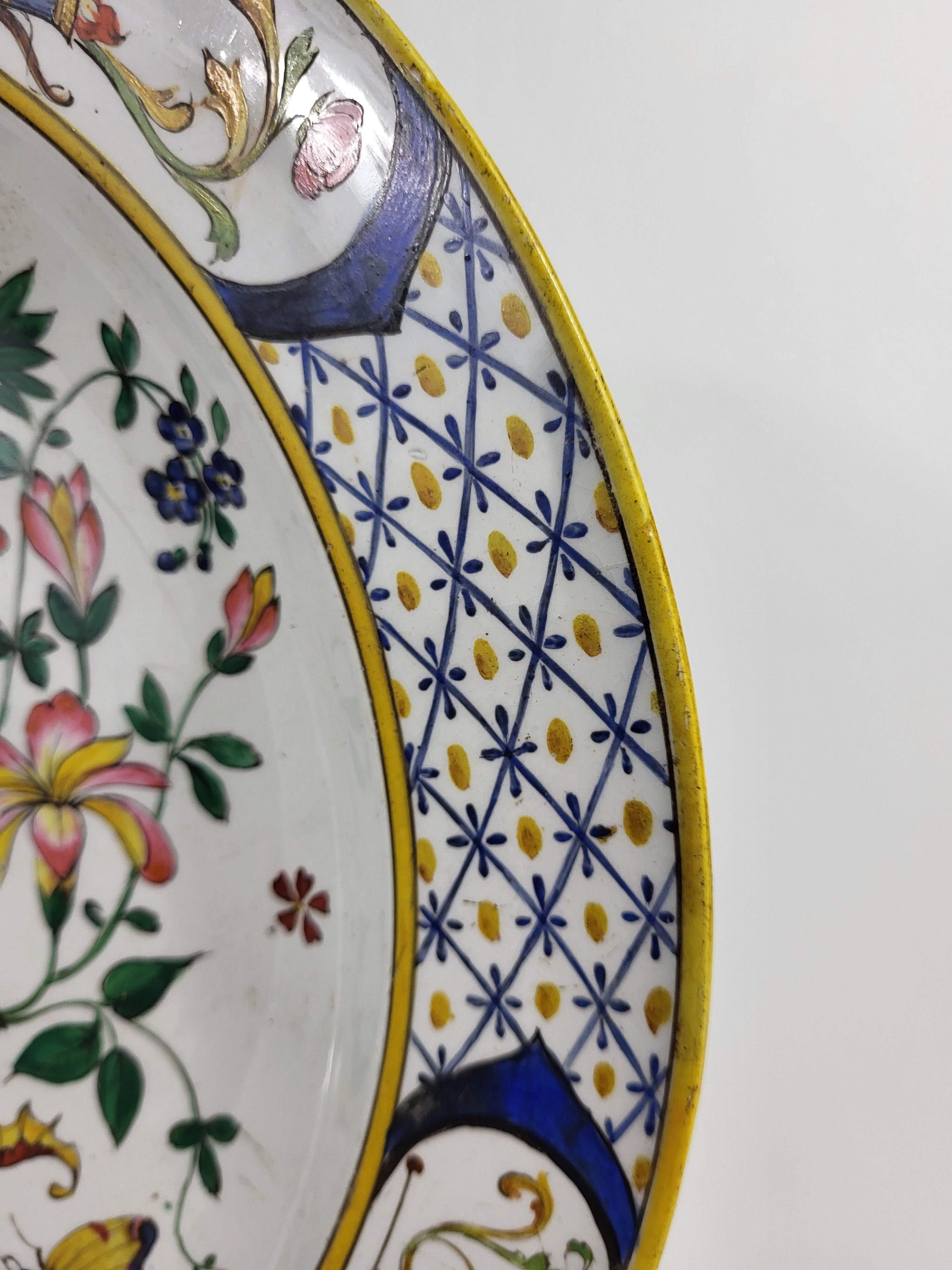 Round earthenware dish from Gien XIXth Horn of Abundance