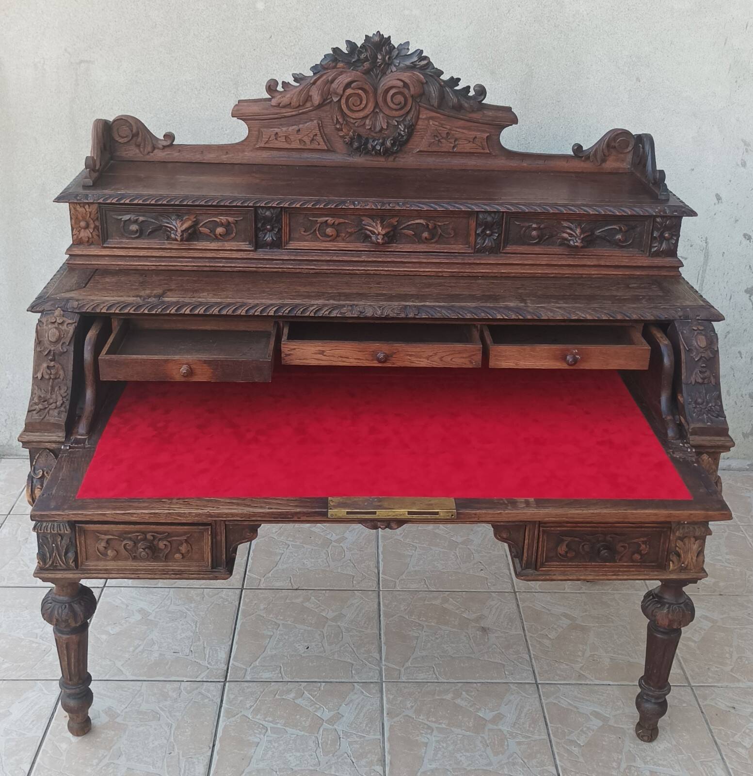 Louis XIII cylinder desk in carved oak, 19th century.