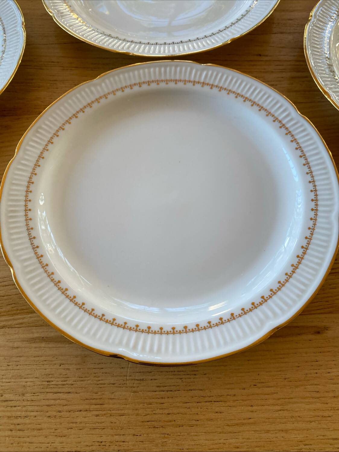 6 fine porcelain dinner plates with gold frieze