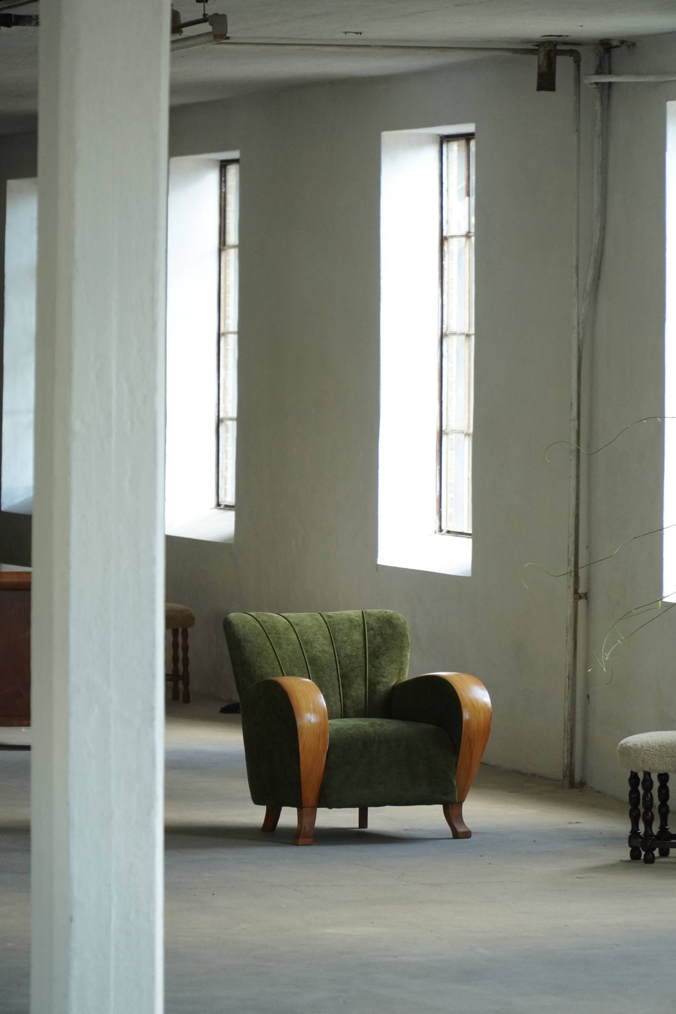 Pair of Danish Art Deco lounge chairs, in elm and green velvet, 1940s.
