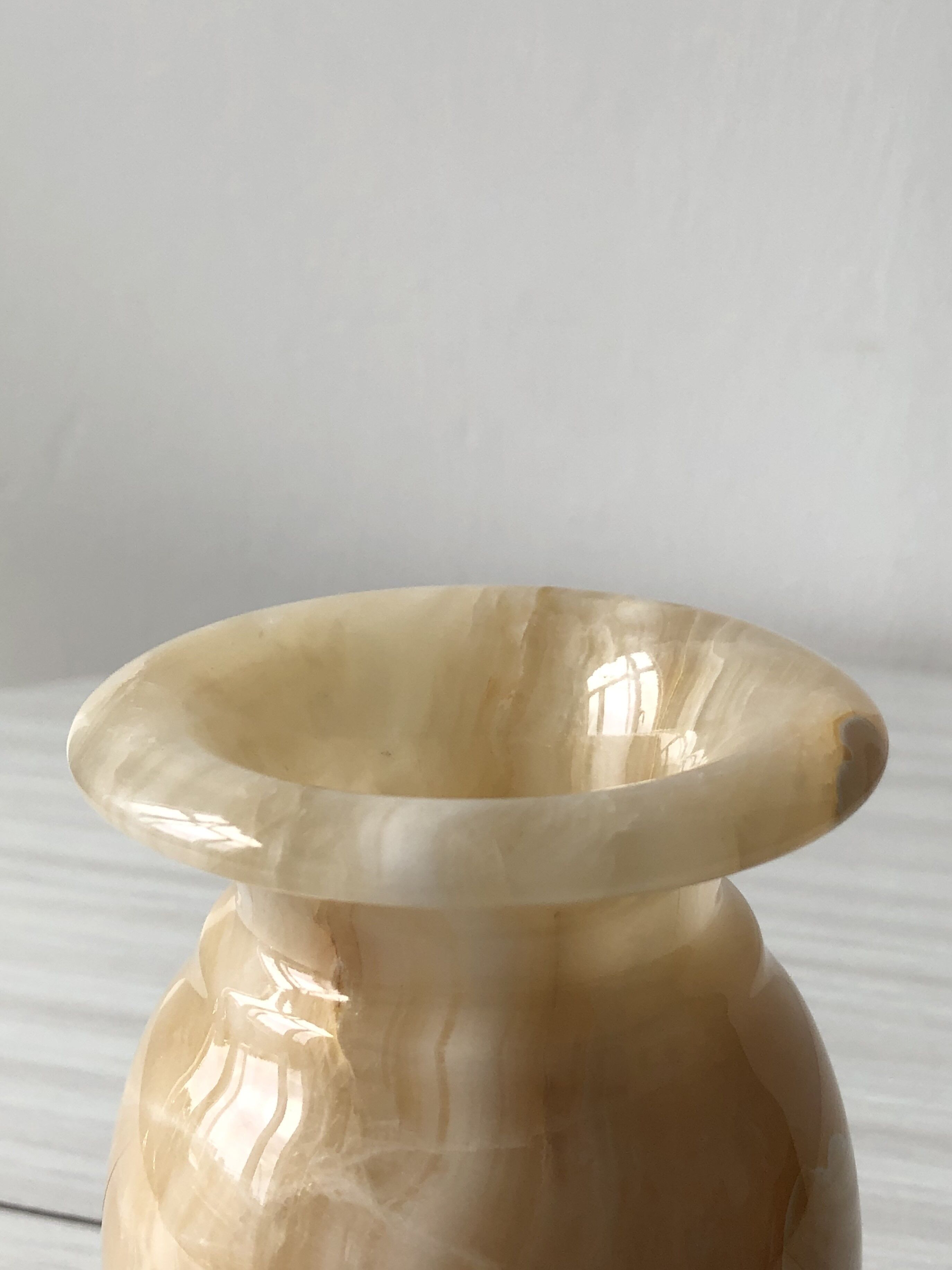 Vase en marbre albâtre onyx