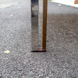 Table basse en acier et laiton, avec décorations en plexiglas coloré Italie années 70