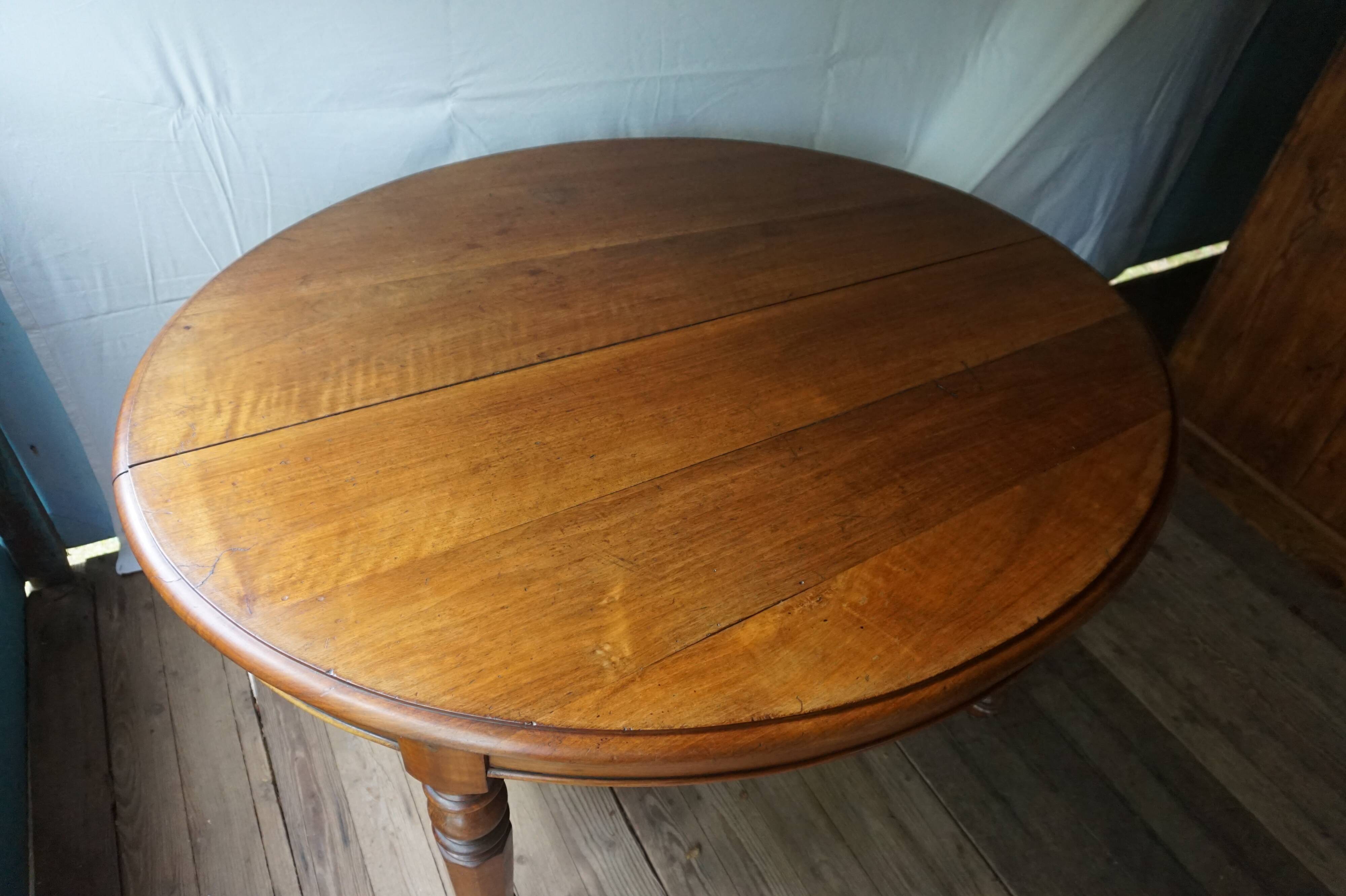 Oval table with 6 legs