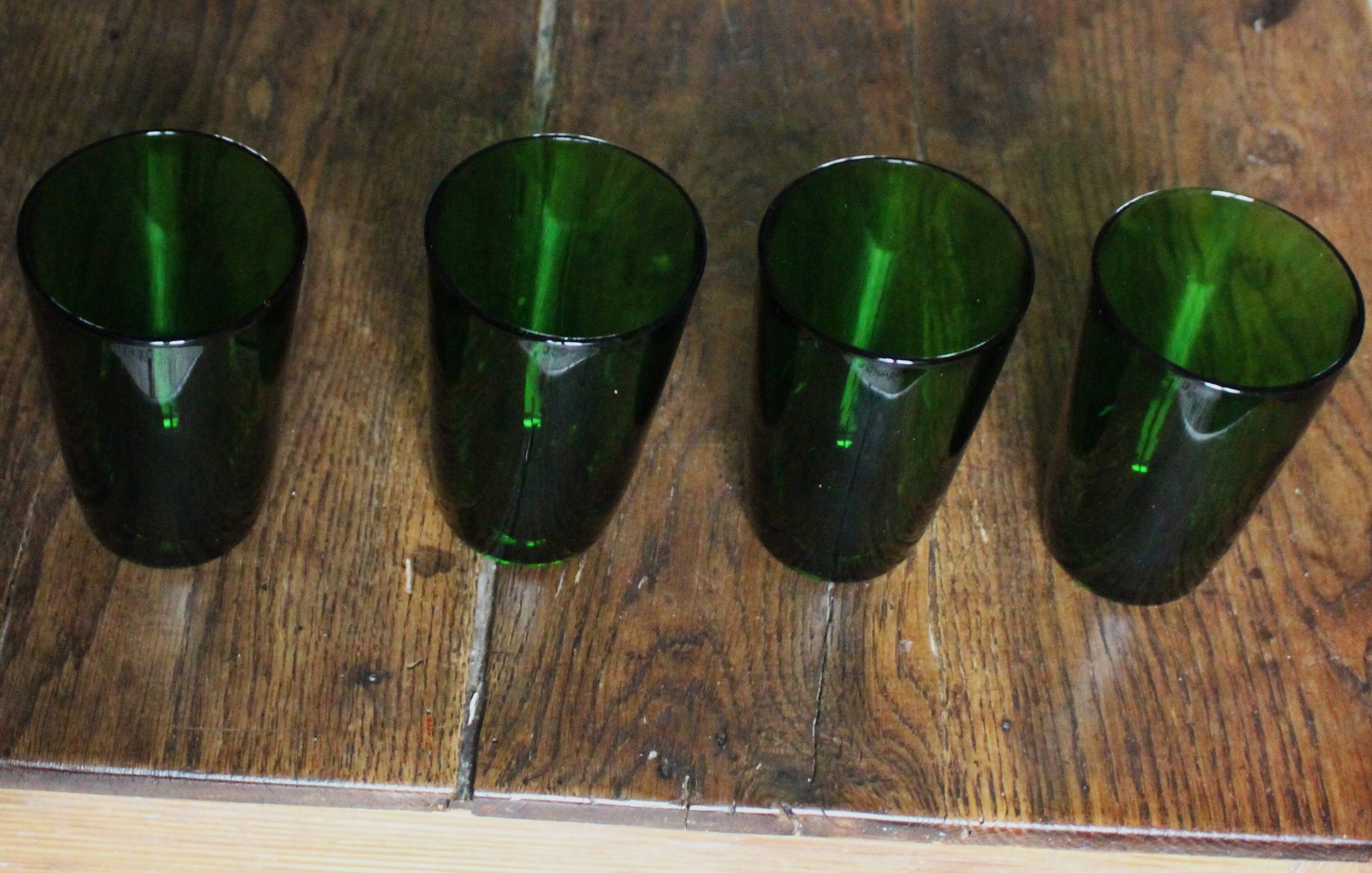Un lot de 4 grands verres Vereco vert vintage