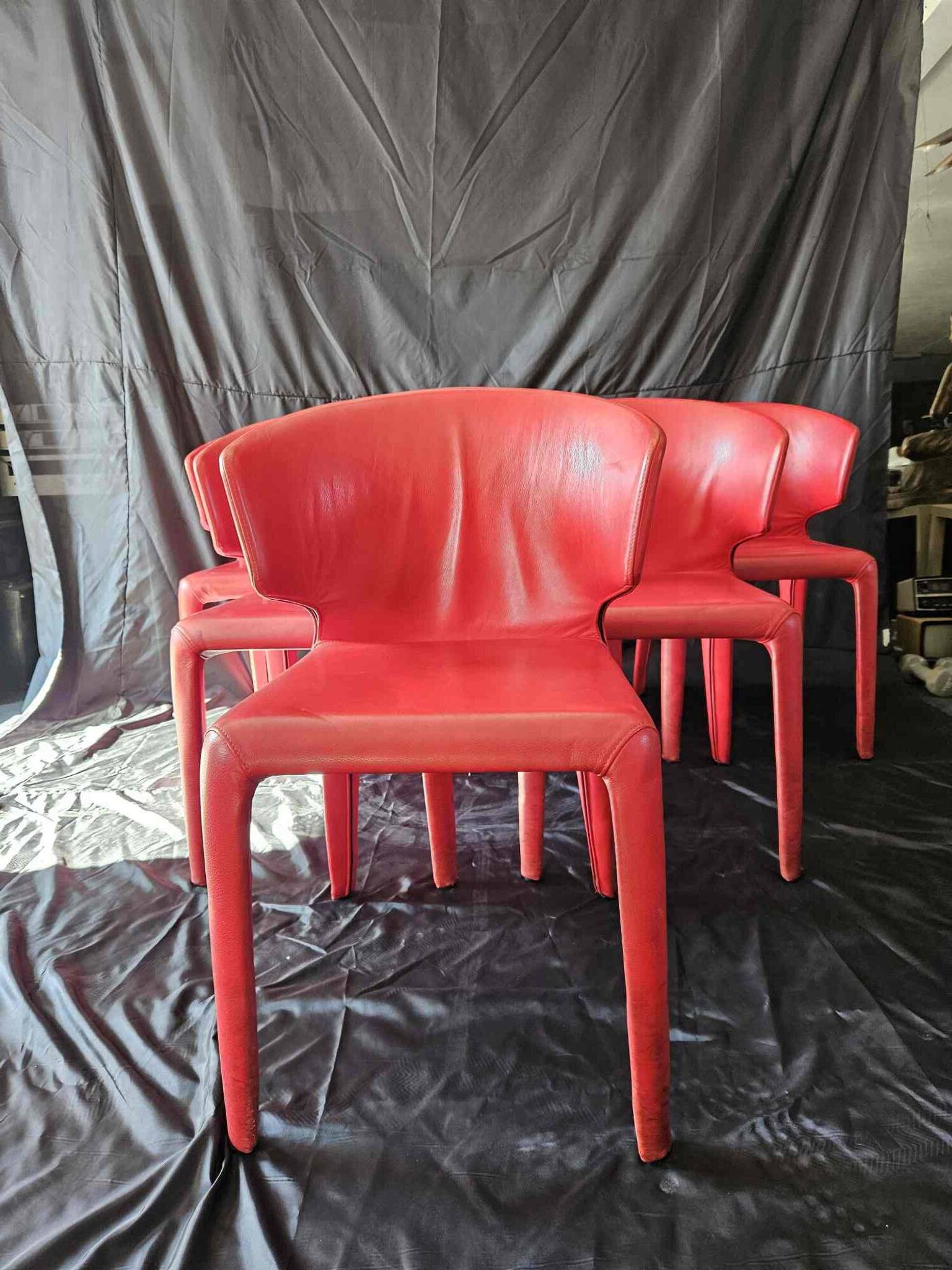 Suite de 6 chaises Cassina en cuir rouge