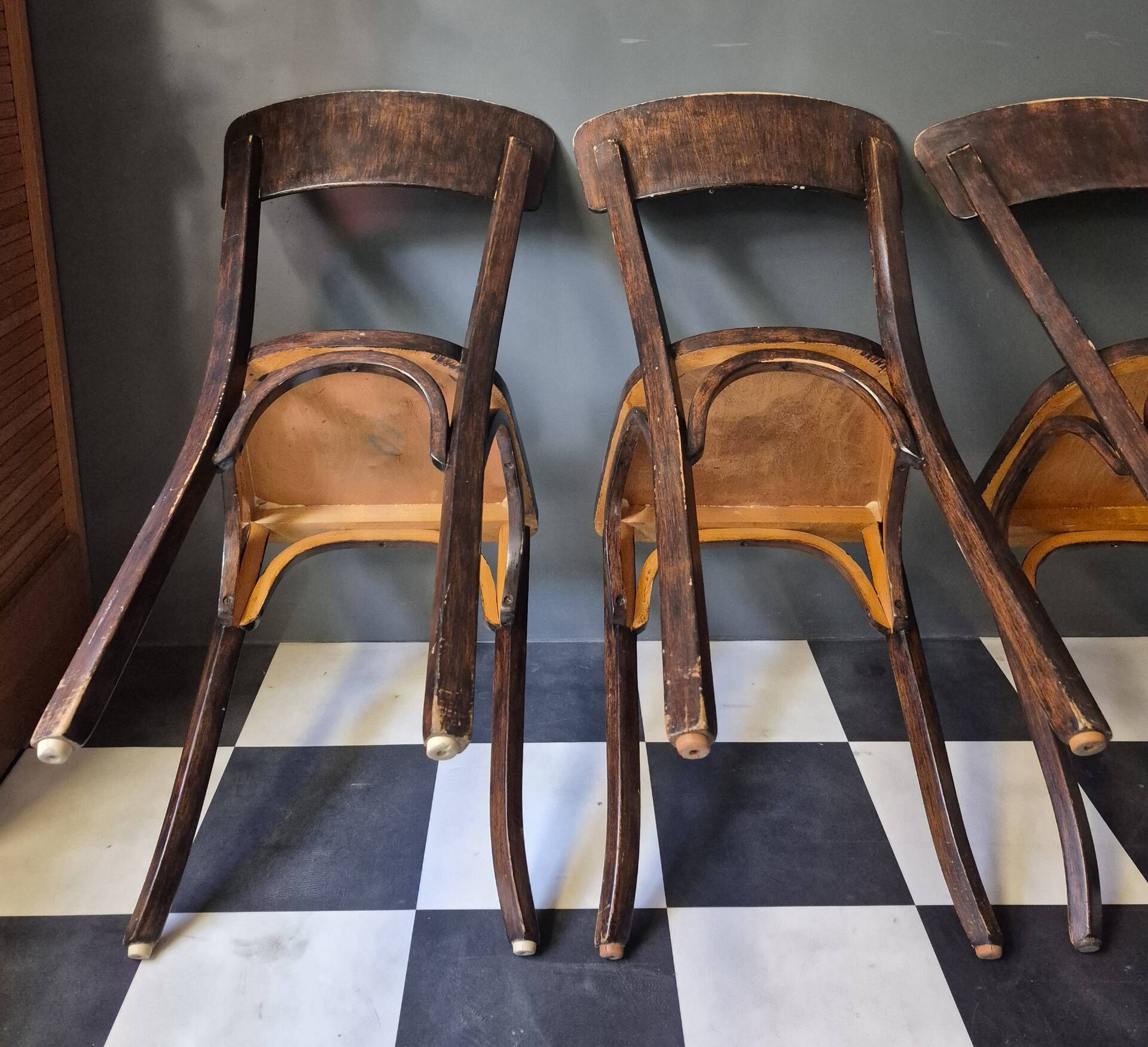 Suite de 4 anciennes chaises Bistrot Baumann Vintage Année 50
