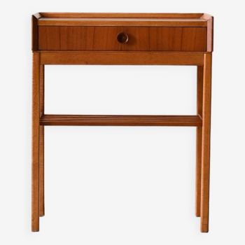 Table de chevet scandinave avec porte-revues