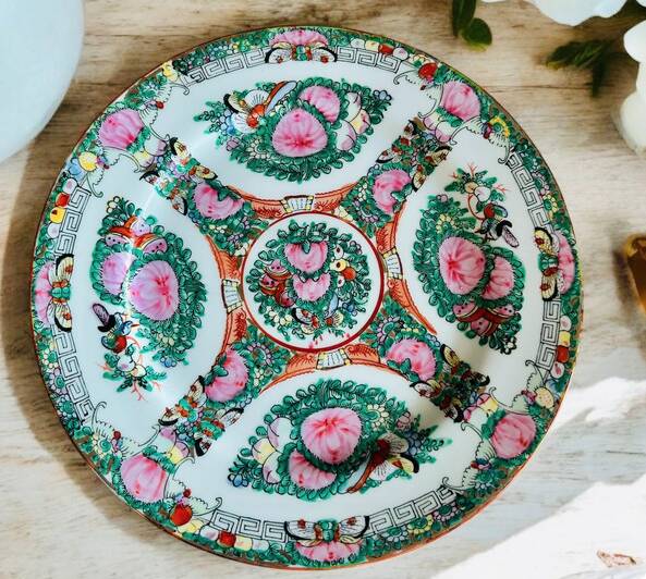Vintage Chinese porcelain plate - Floral decoration and traditional patterns