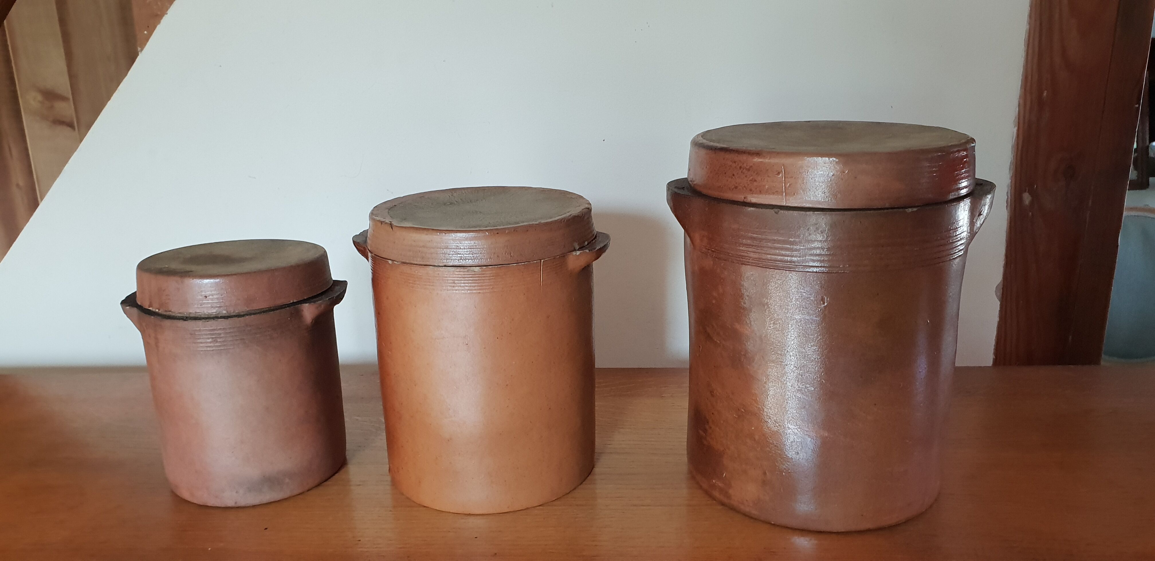 Set of three pots in sandstone