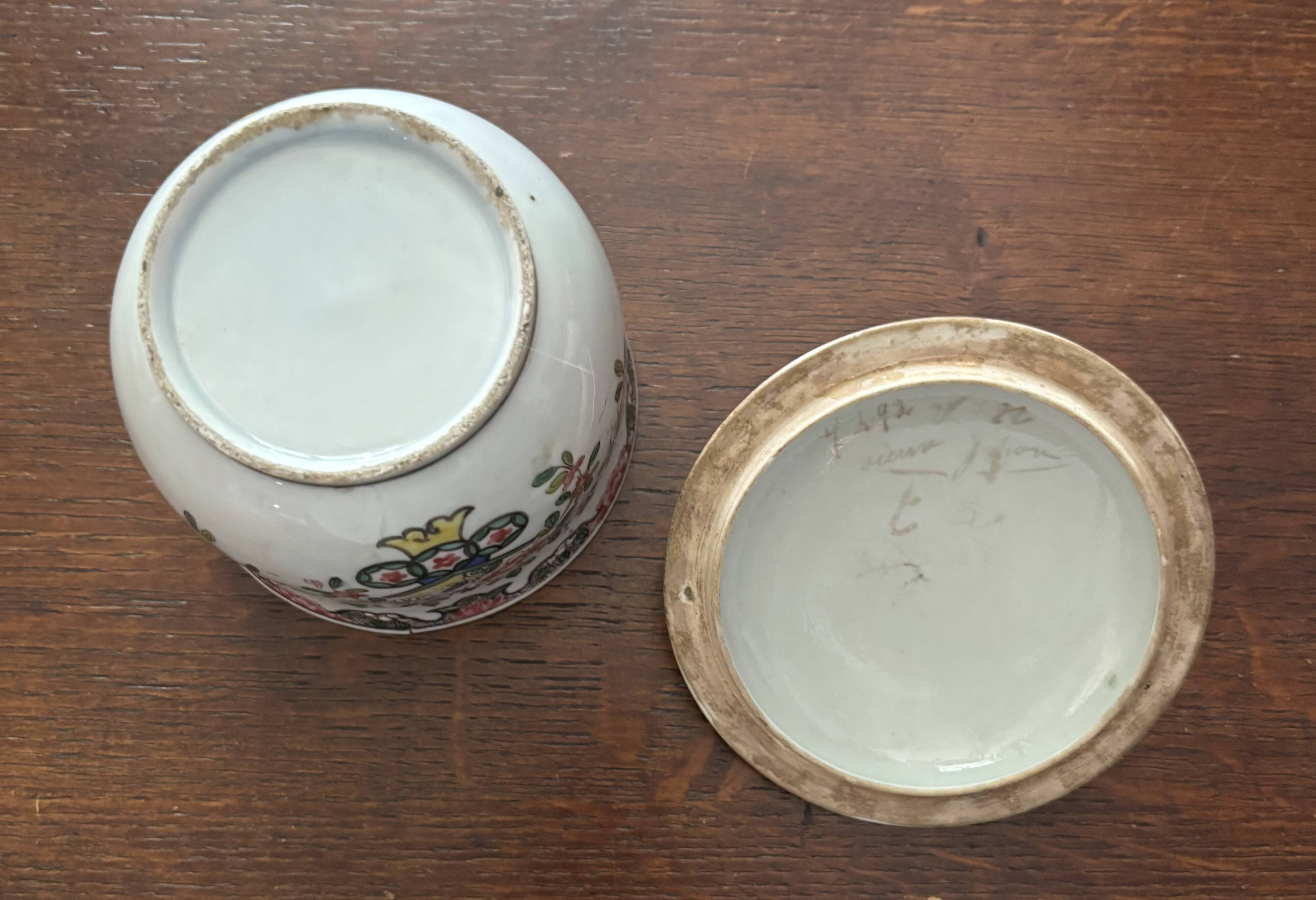 Small covered porcelain pot Compagnie des Indes H 12 cm 18th century