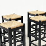 ensemble de quatre tabourets de bar en rotin et bois