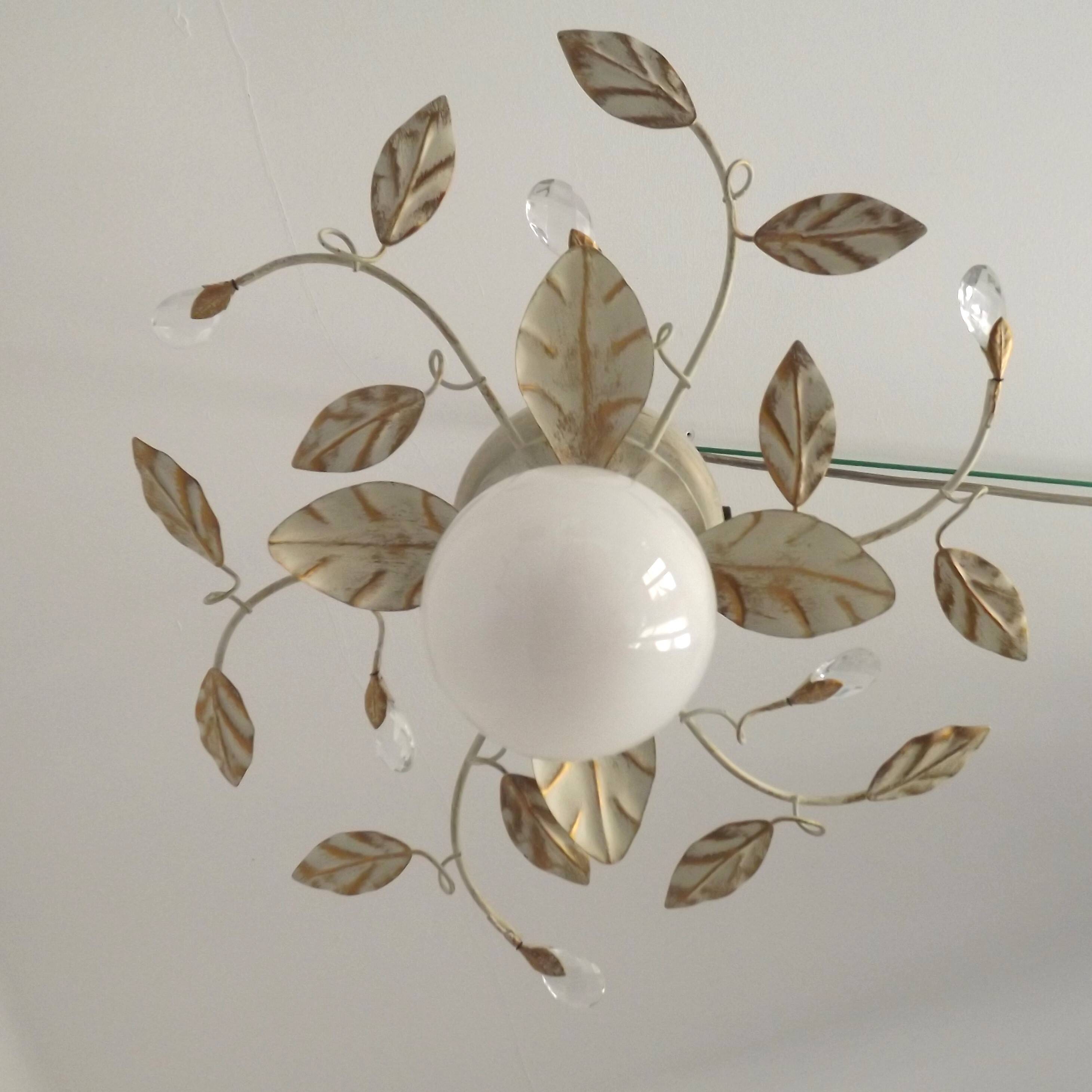 Lustre semi-encastré vintage charmant avec des feuilles et des perles en verre cristal.