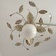 Lustre semi-encastré vintage charmant avec des feuilles et des perles en verre cristal.