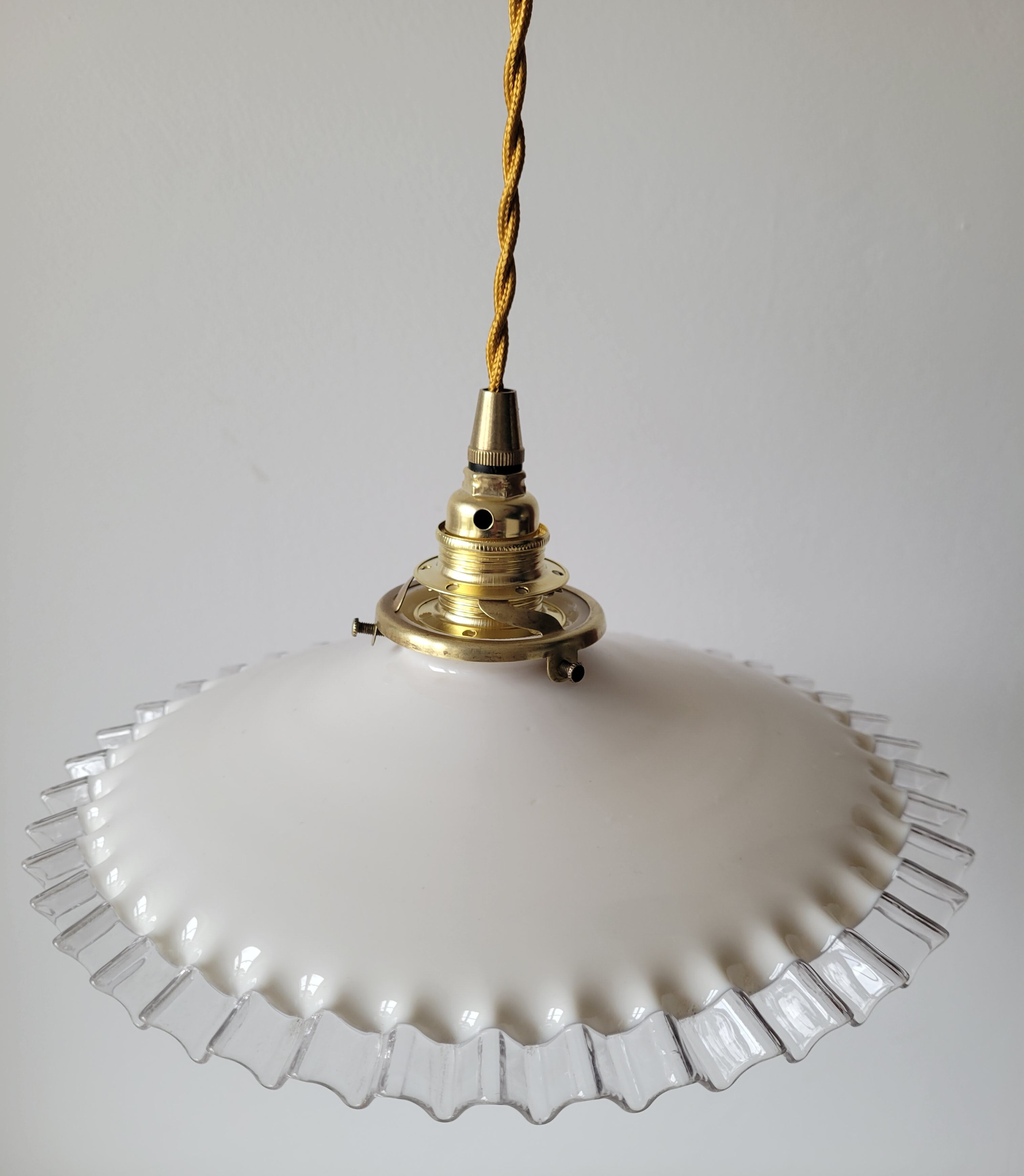 Serrated opaline suspension
