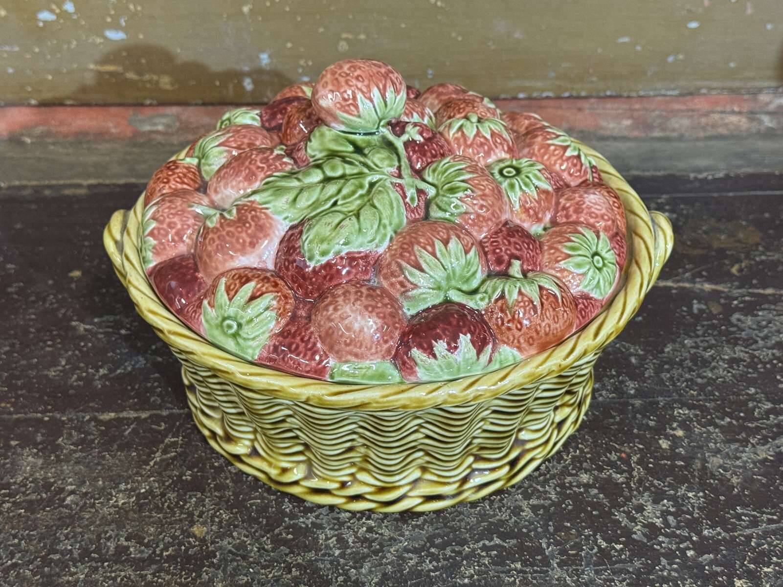 Strawberry basket in Sarreguemines slipware from the 1930s.