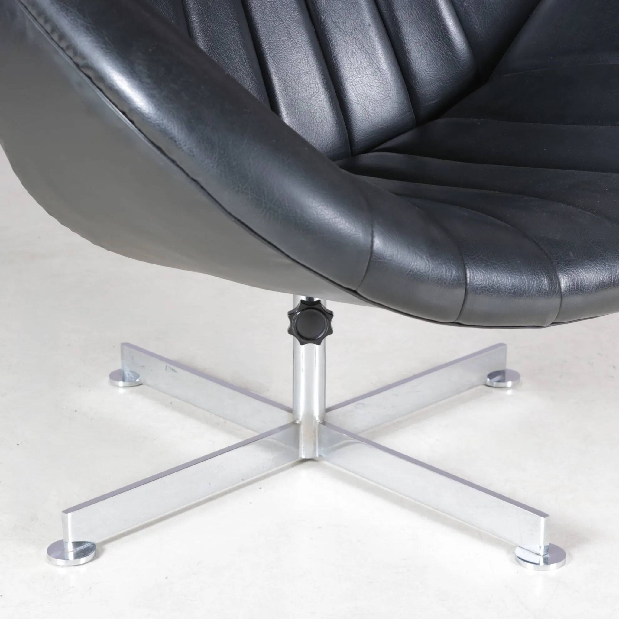 1960s swivel easy chair on chrome crossbase with black skai seat / Rudolf Wolf / Rohé, Netherlands