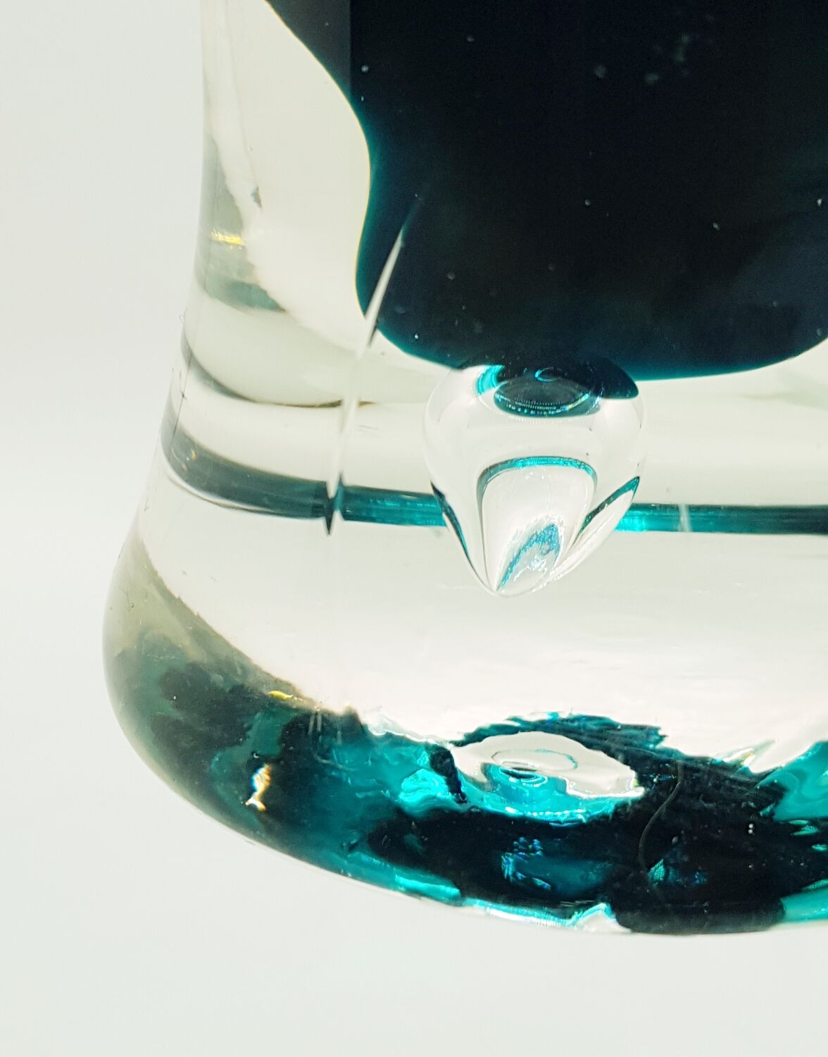 Grand vase sur pied en verre sarcelle.