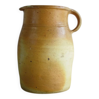 Pichet ancien en faïence française aux tons orangés