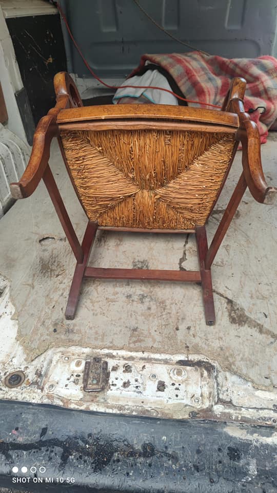 Armchair with gilded rye straw seat in solid walnut, Restoration period, circa 1820