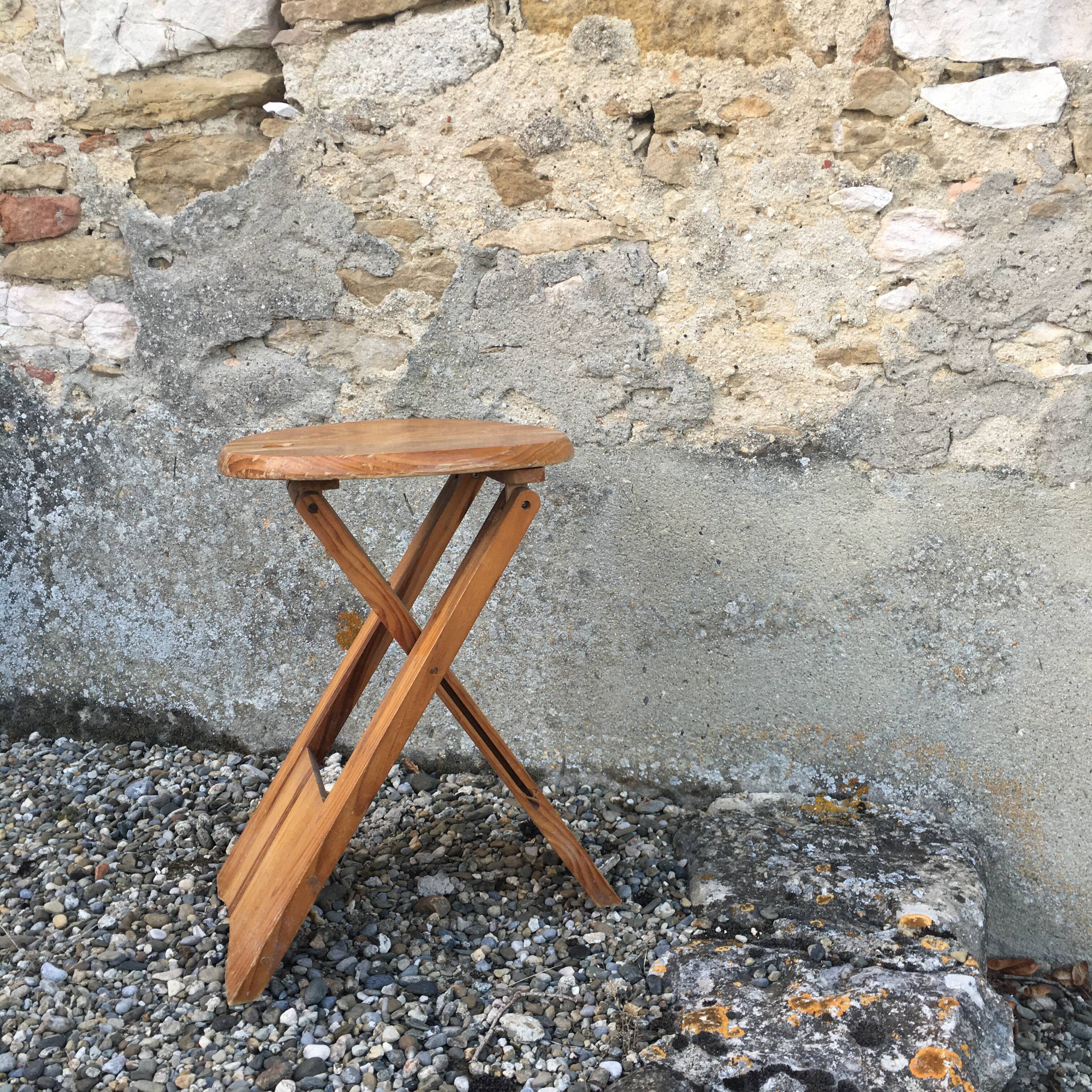 Tabouret pin massif pliable design Adrian Reed, modèle "suzy"